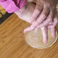 Colocar sobre la tabla de picar, con un cortador redondo o un tazón de vidrio hacer un círculo.