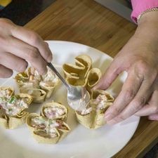 Colocar las canastas en un plato y rellenar con la mezcla.