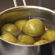 Retirar el rabo de los chiles de árbol. Poner a hervir los tomates con los chiles de árbol durante 3 minutos, sólo hasta que se tornen más oscuros. Es importante que la piel no se reviente para que no amarguen.