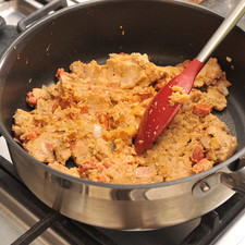 Agregar los frijoles, integrar bien con una cuchara, agregar un poco de sal si la requiere y cocer un minuto más.