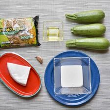 Ingredientes para receta 200 gramos de pasta de pluma La Moderna Help 3 piezas de calabacita italiana 1 diente de ajo 1 cucharada de aceite de oliva 1/2 taza de crema de leche de vaca queso fresco al gusto sal al gusto Rs