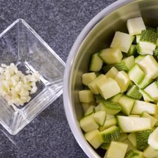 Picar el diente de ajo finamente y las calabacitas en trozos a tamaño bocado reservar. Rs