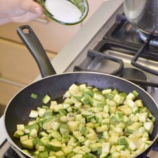 Añadir las calabacitas y continuar cociendo hasta que estén al dente. Sazonar con pimienta y sal. S 14996 1475612329