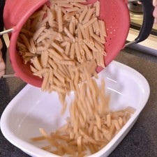 Vaciarla pasta en una ensaladera. S 15001 1475615357