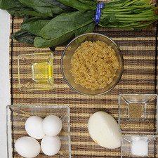 Ingredientes para receta 4 piezas de huevo 1 taza de quinoa cocida 1 manojo de espinaca Help 1/4 pieza de cebolla blanca 1 pizca de sal 1 pizca de pimienta negra molida 1 cucharada de aceite de oliva