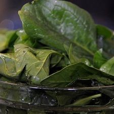 Cortar el tallo de las espinacas y lavarlas con suficiente agua y reservar.