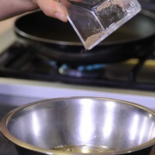 Colocar los huevos en un tazón y la pizca de sal y pimienta negra molida.