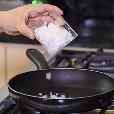 Calentar la cucharada de aceite en el sartén y sofreír la cebolla un par de minutos.