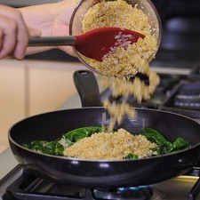 Agregar la taza de quinoa y revolver bien para integrar todos los ingredientes.