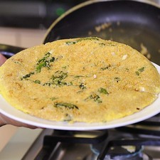 Voltear la tortilla y dejar cocer unos minutos más.