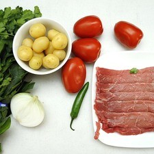 Ingredientes para receta: 6 piezas de milanesa de res 4 piezas de jitomate guaje 1/2 pieza de cebolla blanca 1 pieza de chile serrano 5 ramas de cilantro 2 tazas de papa cambray 1 manojo de espinaca Help sal al gusto pimienta negra molida al gusto 2 cucharadas de aceite de oliva