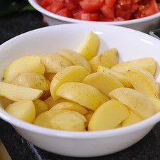 Picar finamente la cebolla, cilantro, el chile serrano en rodajas y el jitomate en cuadros pequeños, y las papas en cuartos. Reservar.