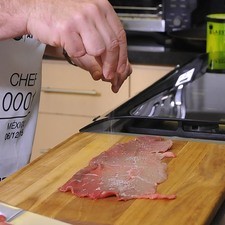 Cortar la milanesa en dos partes, salpimentar.