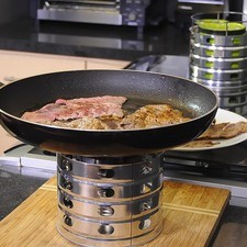Calentar el aceite en el sartén y cuando esté caliente freír la milanesa un par de minutos por cada lado. Retirar del sartén y reservar.