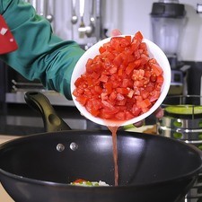 En otro sartén sofreír la cebolla, chile serrano, jitomate sazonar con pimienta y sal y continuar cociendo durante 5 minutos.