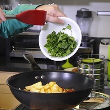 Añadir las papas cortadas, cilantro y dejar cocer 5 minutos o hasta que las papas estén al dente.