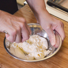 Colocar el queso crema a temperatura ambiente en un tazón y batir con un tenedor hasta obtener una consistencia suave.