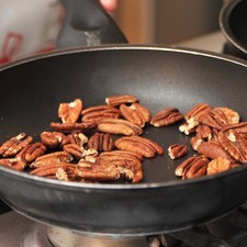 En una satén, dorar las nueces 3 o 4 minutos hasta que estén crujientes pero no quemadas.