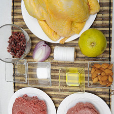 Ingredientes para receta 1 pieza de pollo entero sal al gusto pimienta negra molida al gusto hilo cáñamo al gusto Ingredientes para relleno 1 cucharada de aceite de oliva 1/4 pieza de cebolla morada 150 gramos de carne molida de res 150 gramos de carne molida de puerco 1/4 taza de almendra Nuevo 1/2 taza de arándanos 1 pieza de naranja sal al gusto pimienta negra molida al gusto