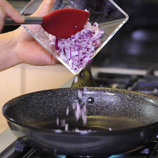 Para preparar el relleno, Poner a calentar el aceite en una cacerola, agregar la cebolla picada y cocer un par de minutos.