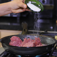 Añadir la carne molida de cerdo y de res, sazonar con sal y pimienta al gusto. Cocer moviendo con frecuencia hasta que no se vea rosa.