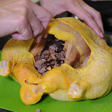 Rellenar el pollo crudo con el relleno cocido.