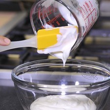 Colocar en un tazón el yogur griego.