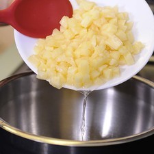 Agregar la piña en cubos, los arándanos.