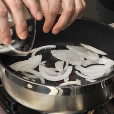 Cortar la otra mitad de la cebolla en rodajas y freírlas en un sartén abierto con un poco de aceite de oliva.