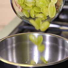 Añadir las uvas.