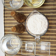 Ingredientes para miel 450 gramos de piloncillo 2 tazas de agua 2 cucharadas de vinagre blanco Ingredientes para muéganos 3 cucharadas de mantequilla sin sal 1 cucharada de azúcar blanca 2 tazas de harina de trigo 1 pizca de sal 1/2 taza de agua caliente aceite vegetal comestible al gusto