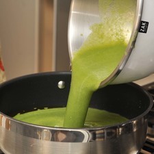 Sofreír la salsa en aceite de oliva durante 15 minutos. Sazonar con pimienta, comino y sal al gusto.