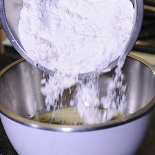Agregar los ingredientes secos a la mezcla de mantequilla poco a poca hasta integrar y formar una masa.