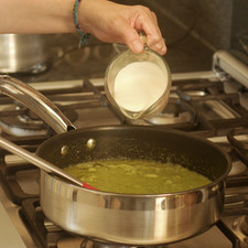 Sofreír la salsa durante 2 minutos, sazonar con sal, agregar la crema y el huevo, cocer a fuego lento 3 minutos más.