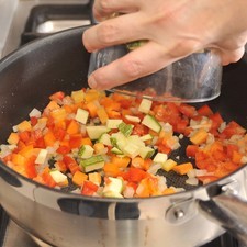 Agregar las calabacitas y el jitomate y continuar cociendo 3 minutos más.