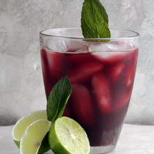 Servir sobre hielo y decorar con una hojita de menta y un gajito de limón en cada vaso.