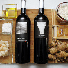 Ingredientes para receta 2 1/2 tazas de agua 1 taza de arroz 1 diente de ajo 1/4 pieza de cebolla blanca 1 sobre de azafrán con sal Nuevo 50 gramos de erizo Nuevo 50 gramos de callo catarina Nuevo aceite de oliva al gusto sal de mar al gusto 1 trozo de jengibre