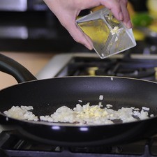 Picar la cebolla. Sofreír la cebolla picada hasta caramelizar.