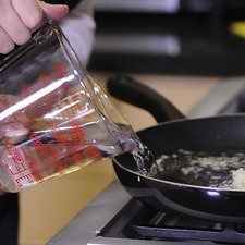 Añadir el ajo picado, agregar el agua y calentar hasta que hierva.