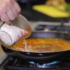 Agregar los polvos mágicos, sal al gusto y el arroz. Dejar cocer 15 minutos aproximadamente. Antes de que se consuma totalmente el agua.