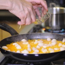 Agregar los callos y enriquecer con ralladura de jengibre. Una vez consumida el agua.
