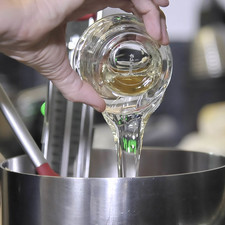 Para hacer el caramelo: en una olla honda y gruesa a fuego medio derretir la mantequilla. Agregar el azúcar , la miel y la leche condensada. Acomodar el termómetro de azucar dentro de la olla. Aumentar un poco el fuego y mover contantemente. Cocer hasta alcanzar 235-240 grados (caramelo suave) en el termómetro de cocina.