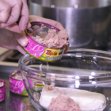 Colocar el queso crema en un tazón y el atún previamente escurrido. Mezclar bien con una cuchara para integrar los ingredientes.