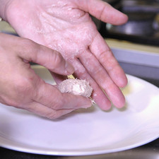 Tomar un poco de la mezcla de atún con queso y formar bolitas o la forma que más prefieras, continuar con el mismo proceso hasta terminar con la mezcla.