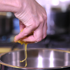 Pasar las bolitas de atún por la mezcla de huevo.