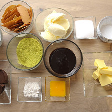 Ingredientes para receta 100 gramos de chocolate amargo para repostería 150 gramos de mantequilla 3 piezas de huevo 2 piezas de yema de huevo 1/4 taza de azúcar blanca 2 cucharadas de harina de trigo Ingredientes para decorar salsa de chocolate al gusto polvo de macarrón al gusto azúcar glass (pulverizada) al gusto helado de vainilla al gusto 1 pieza de teja S 15247 1475612020