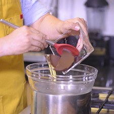 Colocar una olla con agua y encima un tazón de vidrio. Agregar el chocolate. S 15254 1475612013
