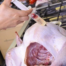 Inyectar el pavo con el vino blanco.