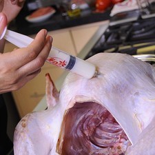 Inyectar el pavo con la leche por separado al menos 2 horas antes de hornearlo, de preferencia inyectarlo un día antes y dejarlo en el refrigerador.