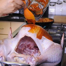 Untar el pavo con el chipotle molido. Insertar el termómetro desechable en la pechuga del pavo. Reservar.
